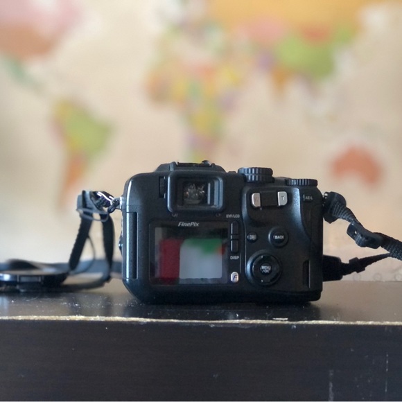 Fujifilm FinePixS7000 Digital Camera - Picture 3 of 3